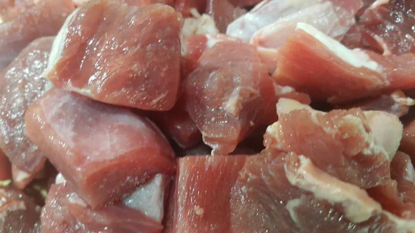 Carne roja filetes pequeños con grasa de carne blanquecina . — Foto de Stock