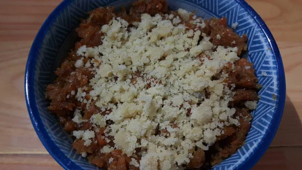 Vista de perto da sobremesa doce saborosa tradicional chamada Suji Halwa ou Halva — Fotografia de Stock