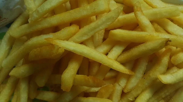 Vista de perto de batatas fritas ou fatias assadas — Fotografia de Stock