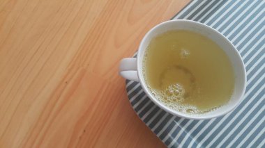 Yeşil çay bir fincan üstten görünüm içinde bir tepsi ahşap bir zemin yerleştirilir.