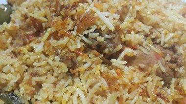 Geleneksel tarifi ile yapılan pirinç pişmiş tavuk biryani görünümünü yakından 