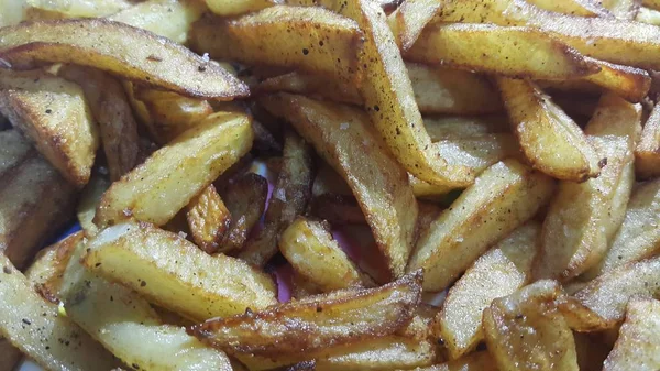 Rodajas fritas o asadas de patata sobre fondo limpio con espacio para copiar —  Fotos de Stock