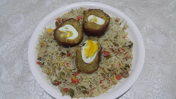 Vista dall'alto di polpette di carne o curry di kofta di carne in piatto di riso vegetale — Foto Stock