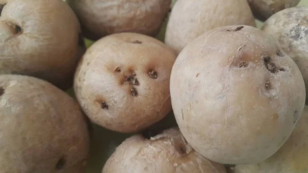 Закрыть обзор свежего органического картофеля на рынке: текстура на фоне картофеля — стоковое фото