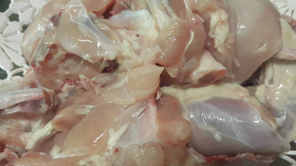 Närbild av rå kycklingkött i livsmedelsbutik — Stockfoto