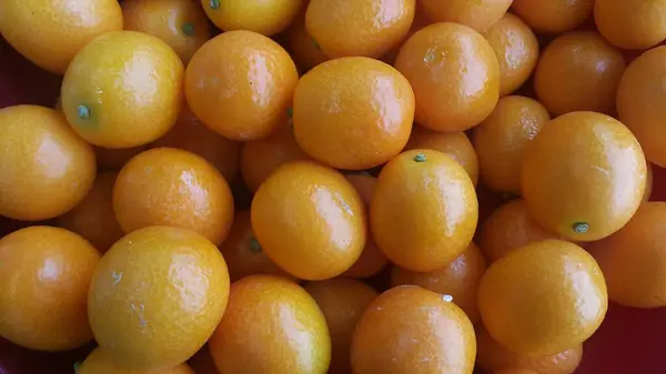 Pile d'oranges biologiques fraîches et saines en supermarché à vendre — Photo