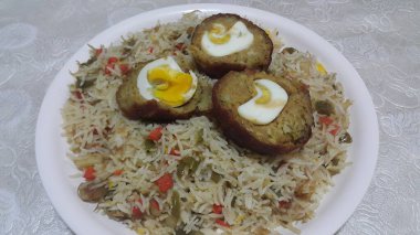 Köfte veya et köfte köri sebze pirinç çanağı Üstten Görünüm