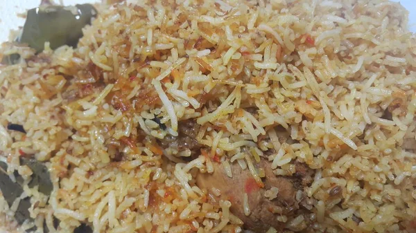 Egy zár-megjelöl kilátás főtt csirke biryani készült hagyományos recept — Stock Fotó