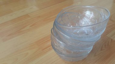 Ahşap zemine boş beyaz cam kase üst görünümü