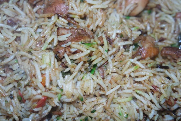 Gotowane białe pulao ryżowe Basmati lub biryani z mięsem z kurczaka — Zdjęcie stockowe