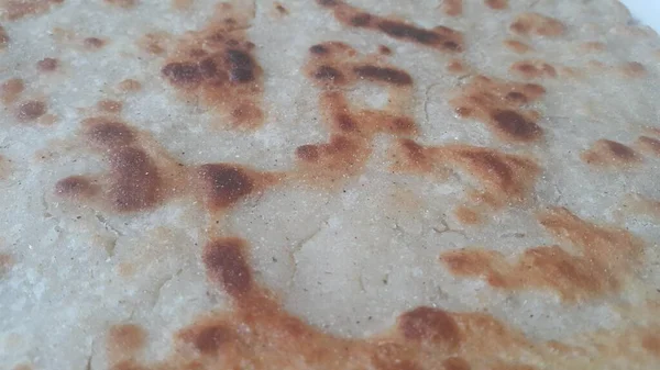 Närbild av traditionell hembakat bröd som kallas Jawar Roti eller bhakri — Stockfoto