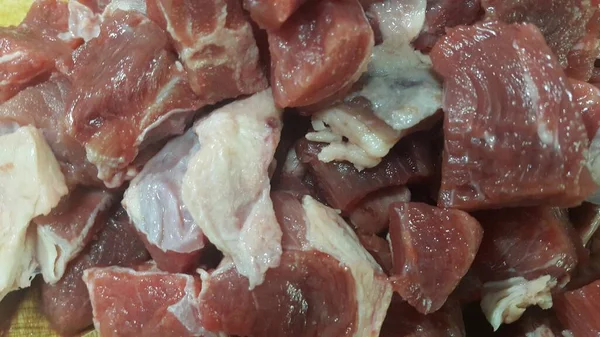 Carne roja filetes pequeños con grasa de carne blanquecina . — Foto de Stock