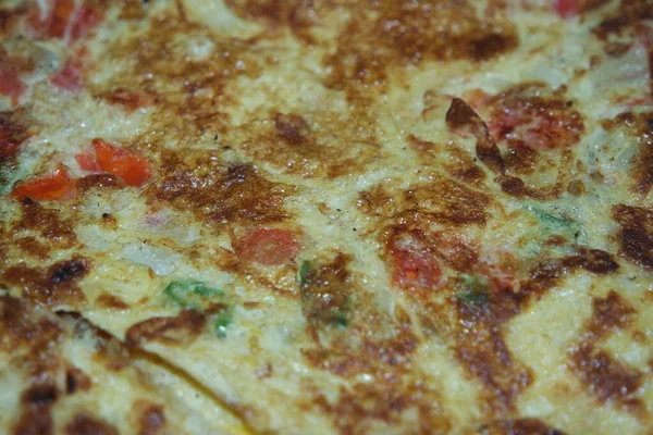 Vue rapprochée de l'omelette d'oeuf aux poivrons et épices saupoudrés — Photo