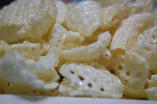 Vista de cerca de las papas fritas recién fritas como comida rápida generalmente se come con té . —  Fotos de Stock