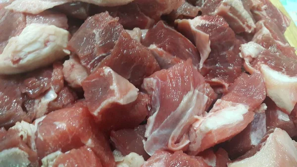 Carne roja filetes pequeños con grasa de carne blanquecina . — Foto de Stock