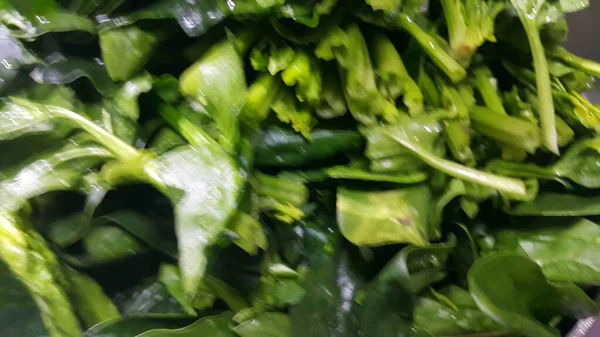 Vista de cerca de las hojas verdes exuberantes de las verduras de espinaca. Fondo vegetal . —  Fotos de Stock