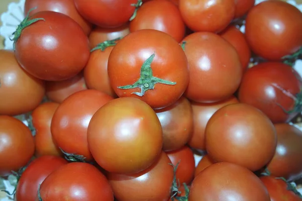 Vista de perto dos tomates vermelhos no mercado para venda — Fotografia de Stock