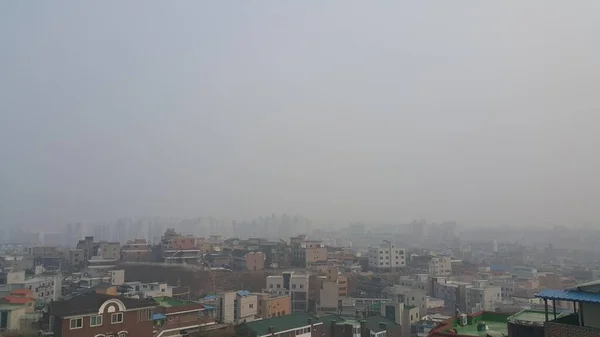 Вид с воздуха на развитую страну с небоскребами и пылью — стоковое фото