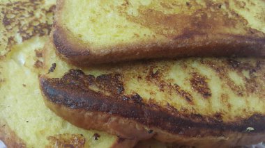 Closeup yarı kızarmış tost ekmeği dilim taze hazırlanmış görüntülemek