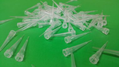 Yeşil katta mikro litre ipuçları yakın görünüm