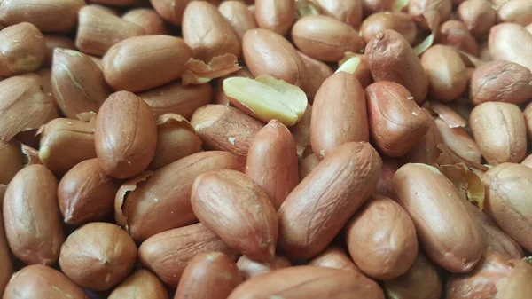Vista da vicino delle arachidi miste, secche, tostate, pelate e non pelate . — Foto Stock