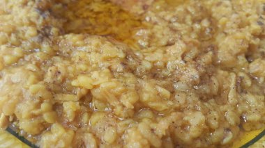 Ghee üstünde o ile hizmet görünümü baharatlı Hint tabak yakından