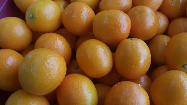 Pile d'oranges biologiques fraîches et saines en supermarché à vendre — Photo