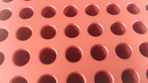 Vista de cerca de agujeros en caja de micro pipeta dorada en laboratorio de investigación —  Fotos de Stock