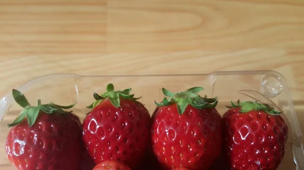 슈퍼마켓에서 판매하는 건강하고 신선한 유기농 딸기 더미 — 스톡 사진