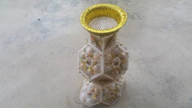 Çiçekler ya da buket için kullanılan gri bir zemine yerleştirilmiş güzel bir seramik vazo.