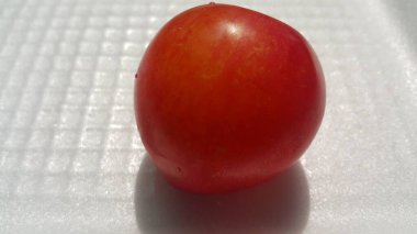 Beyaz gri arka planda kırmızı erik çekim görünümü