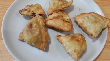 Lezzetli ev closeup beyaz arka planda Samosa veya hamur işleri gıda yaptı