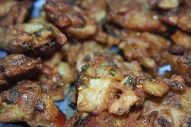 pakora / pakoda veya burgerlerin seçici odaklı yakın plan görüntüsü
