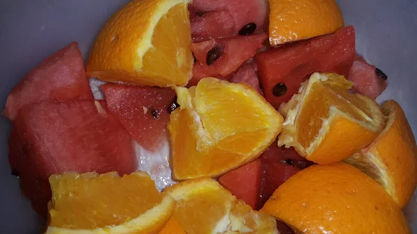 Vista de cerca de las rebanadas de frutas mixtas de naranjas cítricas y sandía roja dulce — Foto de Stock