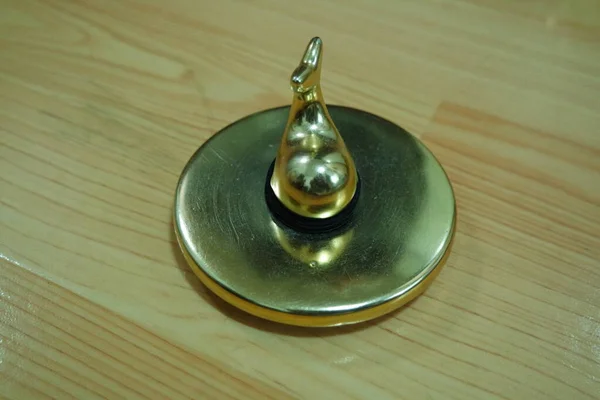 Der dekorative kleine goldene Topf mit geöffnetem Delphindeckel, zur Raumdekoration — Stockfoto