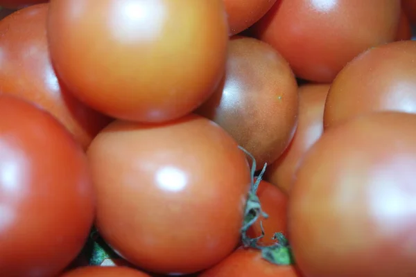 Vista de perto dos tomates vermelhos no mercado para venda — Fotografia de Stock