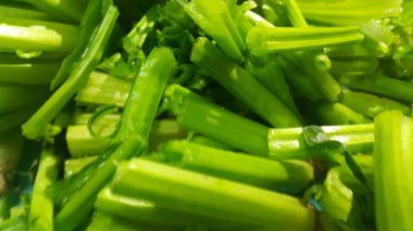 Ispanak veya paalak saag gür yeşil yaprakları temel görünümünü kadar kapatın 