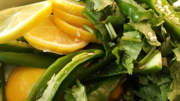 Üstten Görünüm taze limon dilimleri ile yeşil biber salatası için parçalar halinde kesilmiş. — Stok fotoğraf