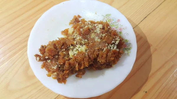 Vista de perto da sobremesa doce saborosa tradicional chamada Suji Halwa ou Halva — Fotografia de Stock