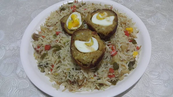 Vue du dessus des boulettes de viande ou du curry de kofta de viande dans un plat de riz aux légumes — Photo