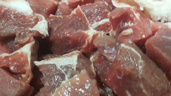 Carne roja filetes pequeños con grasa de carne blanquecina . —  Fotos de Stock