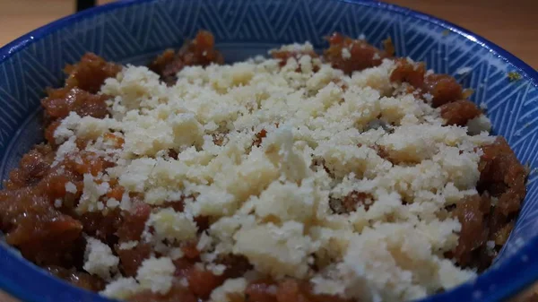 Pemandangan tertutup dari hidangan penutup manis tradisional yang disebut Suji Halwa atau Halva — Stok Foto