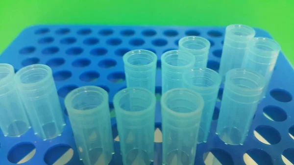 Vista de perto das pontas azuis de micro litro em caixa de microponta com orifícios vazios . — Fotografia de Stock