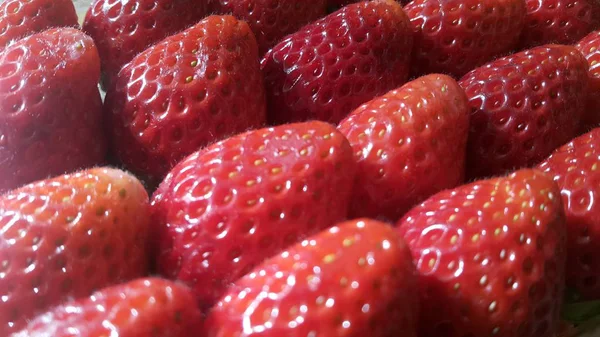 Stos zdrowych, świeżych organicznych truskawek w supermarkecie na sprzedaż — Zdjęcie stockowe