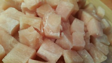 Et yağı ile taze ince doğranmış tavuk eti biftekler.