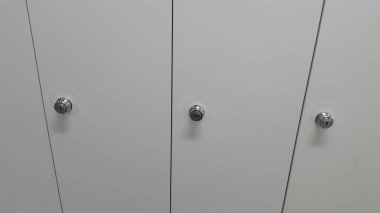 Perspektif Görünümü dolap veya üst üste beyaz kapı ile dolap