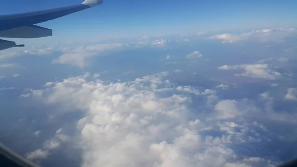 Vista aerea dalla finestra aereo di belle nuvole e cielo blu — Foto Stock