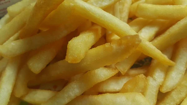 Vista de perto de batatas fritas ou fatias assadas — Fotografia de Stock