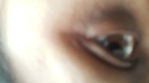 Ofokuserad på människans bruna öga — Stockfoto
