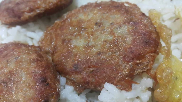 Delicious goreng kebab bulat disajikan dengan nasi putih — Stok Foto